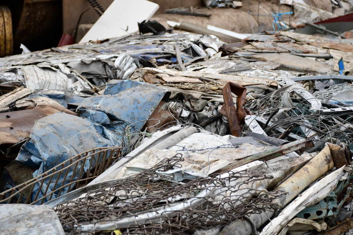 Mixed sheet steel and light iron in the ferrous pile